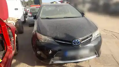 Véhicule à la ferraille TOYOTA AURIS (E18)  de l'année 2013 alimenté 2ZR