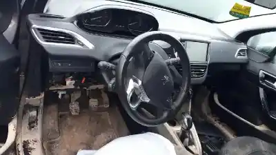 Veicolo di demolizione peugeot 208 access dell'anno 2017 alimentato hm05