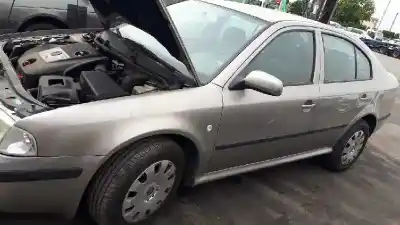 Veículo de Sucata skoda octavia berlina (1u2) tour do ano 2006 alimentado axr