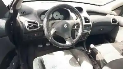 Sloopvoertuig peugeot 206 cc cc van het jaar 2001 aangedreven nfu