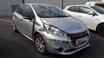 Veicolo di demolizione PEUGEOT 208 Access dell'anno 2015 alimentato 