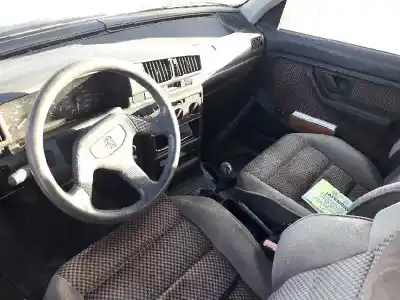 Véhicule à la ferraille peugeot 405 berlina mi 16 le mans de l'année 1990 alimenté dfwxu9j4z