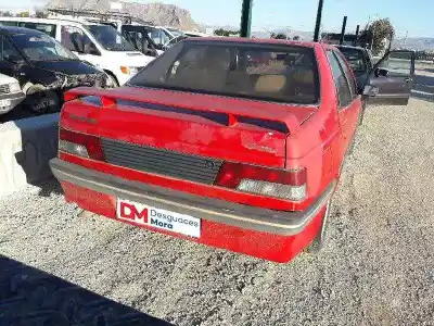 Véhicule à la ferraille peugeot 405 berlina mi 16 le mans de l'année 1990 alimenté dfwxu9j4z