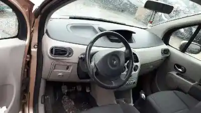 Véhicule à la ferraille renault modus confort dynamique de l'année 2005 alimenté k4jg7