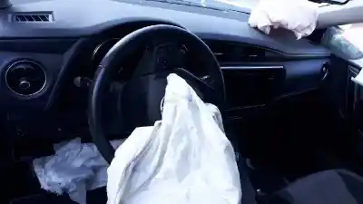 Vehicul casat toyota auris hybrid active al anului 2018 alimentat 2zr