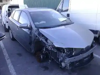 Veículo de Sucata toyota auris 1.4 turbodiesel cat do ano 2013 alimentado 1nd