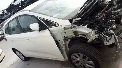 Veicolo di demolizione KIA CARENS ( ) Basic dell'anno 2018 alimentato D4FD