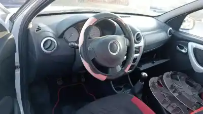 Véhicule à la ferraille dacia sandero laureate de l'année 2010 alimenté k9k 87