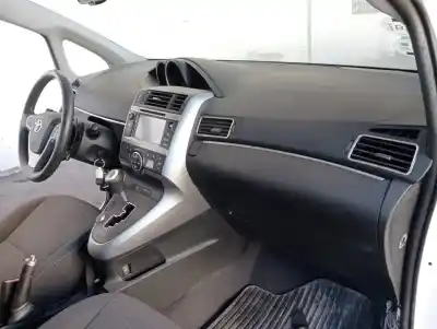 Здавання транспортного засобу toyota verso (aur2/zgr2) 2ad року 2015 потужний 2ad