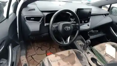 Vehicul casat toyota corolla (e21) hybrid style al anului 2022 alimentat 