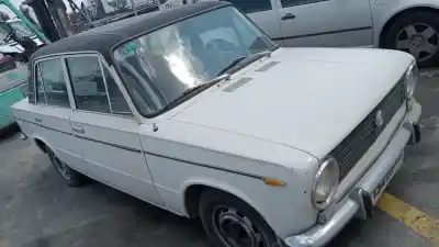 Véhicule à la ferraille seat 124 124 de l'année 1973 alimenté 