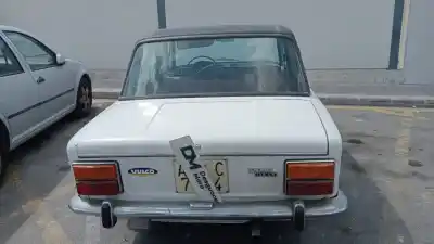 Véhicule à la ferraille seat 124 124 de l'année 1973 alimenté 