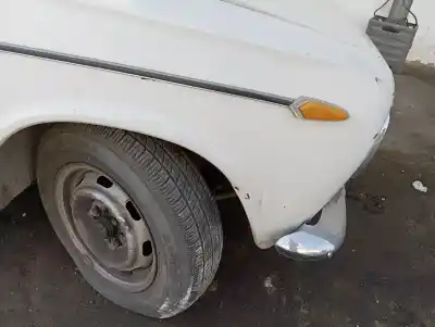 Véhicule à la ferraille seat 124 124 de l'année 1973 alimenté 