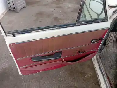 Véhicule à la ferraille seat 124 124 de l'année 1973 alimenté 