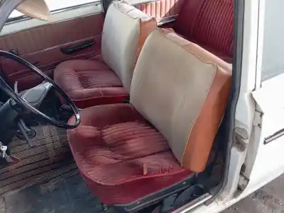 Véhicule à la ferraille seat 124 124 de l'année 1973 alimenté 