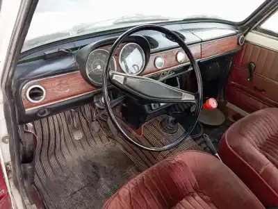 Véhicule à la ferraille seat 124 124 de l'année 1973 alimenté 