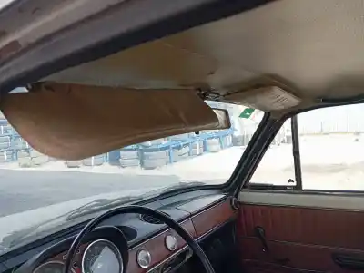 Véhicule à la ferraille seat 124 124 de l'année 1973 alimenté 