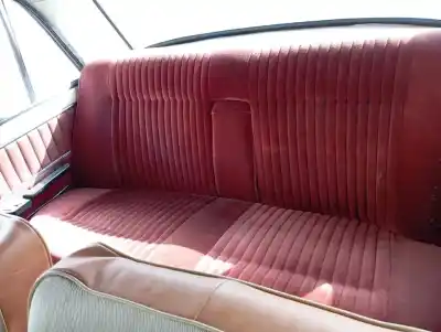 Véhicule à la ferraille seat 124 124 de l'année 1973 alimenté 