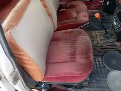 Véhicule à la ferraille seat 124 124 de l'année 1973 alimenté 