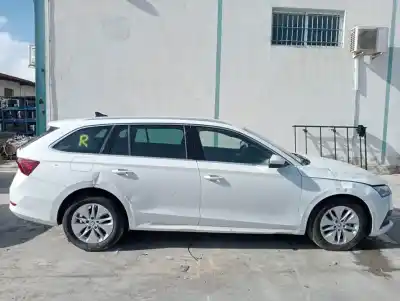 Veicolo di demolizione skoda octavia combi (nx5) ambition dell'anno 2022 alimentato dla