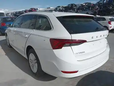 Veicolo di demolizione skoda octavia combi (nx5) ambition dell'anno 2022 alimentato dla
