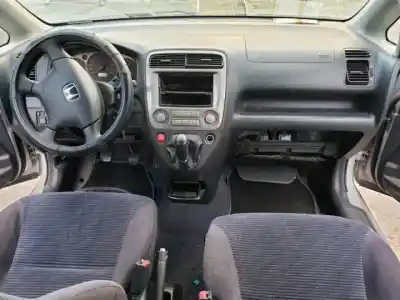 Sloopvoertuig honda stream (rn1/3) k20a1 van het jaar 2001 aangedreven 