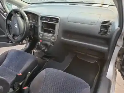 Sloopvoertuig honda stream (rn1/3) k20a1 van het jaar 2001 aangedreven 
