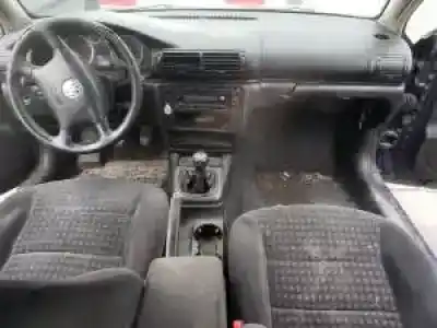 Veículo de Sucata volkswagen passat variant (3b6) awx do ano 2000 alimentado 