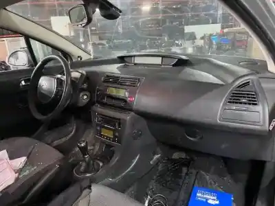 Scrapping Vehicle citroen c4 coupe 9hx of the year 2004 powered 