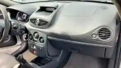 Veicolo di demolizione renault clio iii k9k768 dell'anno 2007 alimentato 