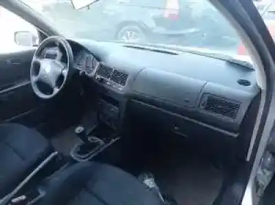 Veículo de Sucata volkswagen golf iv berlina (1j1) bcb do ano 2000 alimentado 