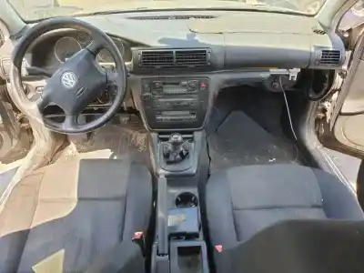 Veículo de Sucata volkswagen passat variant (3b6) awx do ano 2000 alimentado 