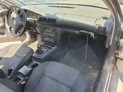 Veículo de Sucata volkswagen passat variant (3b6) awx do ano 2000 alimentado 