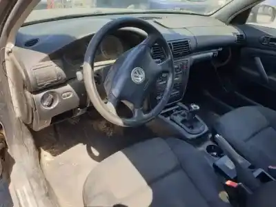 Veículo de Sucata volkswagen passat variant (3b6) awx do ano 2000 alimentado 
