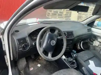 Veículo de Sucata volkswagen golf iv berlina (1j1) agr do ano 1997 alimentado 