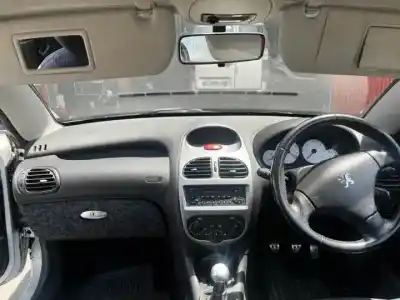 Sloopvoertuig peugeot 206 cc nfu(tu5jp4) van het jaar 2001 aangedreven 