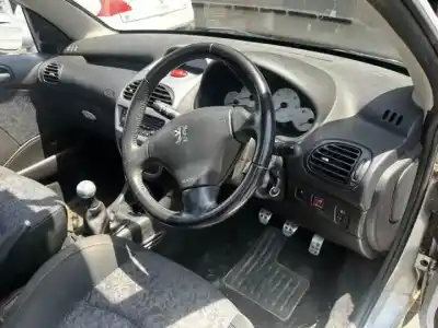 Sloopvoertuig peugeot 206 cc nfu(tu5jp4) van het jaar 2001 aangedreven 