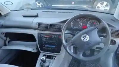 Veículo de Sucata volkswagen passat variant (3b6) awx do ano 2000 alimentado 