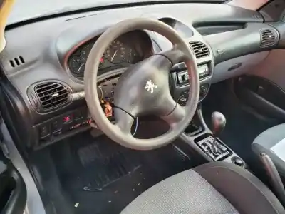 Veículo de Sucata peugeot 206 cc nfutu5jp4 do ano 2000 alimentado 