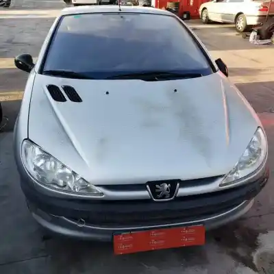 Sloopvoertuig PEUGEOT 206 CC NFUTU5JP4 van het jaar 2001 aangedreven 