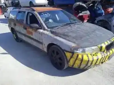 Sloopvoertuig VOLVO V70 FAMILIAR D5244T.D5244T5 van het jaar 2002 aangedreven 