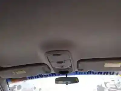 Veículo de Sucata kia carnival ii j3 do ano 2001 alimentado 