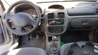 Здавання транспортного засобу renault clio ii fase i (b/cbo) d7f720 року 1998 потужний 