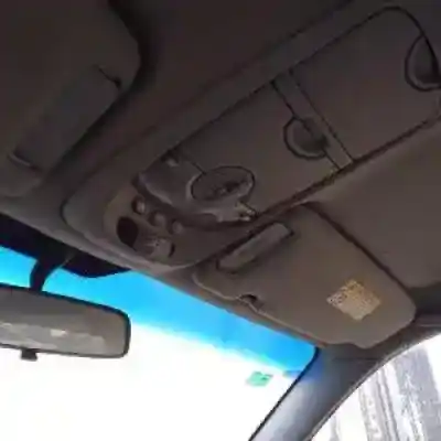 Véhicule à la ferraille kia carnival ii j3 de l'année 2001 alimenté 