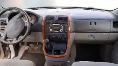 Véhicule à la ferraille kia carnival ii j3 de l'année 2001 alimenté 