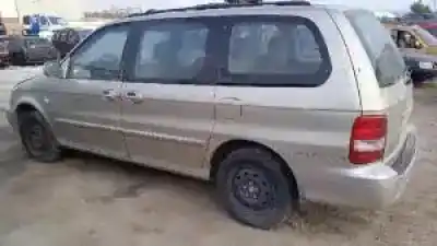 Véhicule à la ferraille kia carnival ii j3 de l'année 2001 alimenté 