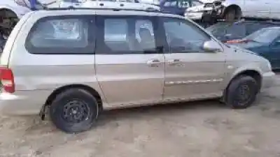 Véhicule à la ferraille kia carnival ii j3 de l'année 2001 alimenté 