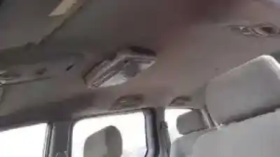 Véhicule à la ferraille kia carnival ii j3 de l'année 2001 alimenté 