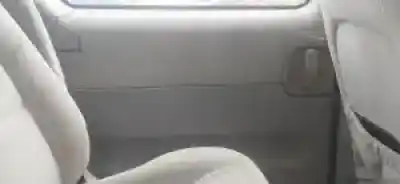 Véhicule à la ferraille kia carnival ii j3 de l'année 2001 alimenté 