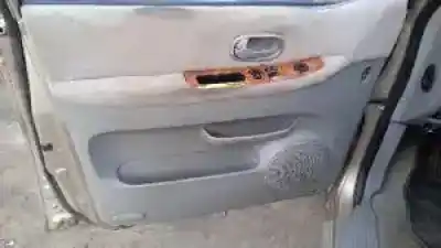 Véhicule à la ferraille kia carnival ii j3 de l'année 2001 alimenté 